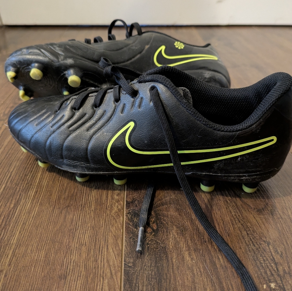 YOUTH Nike Soccer/Football Cleats
